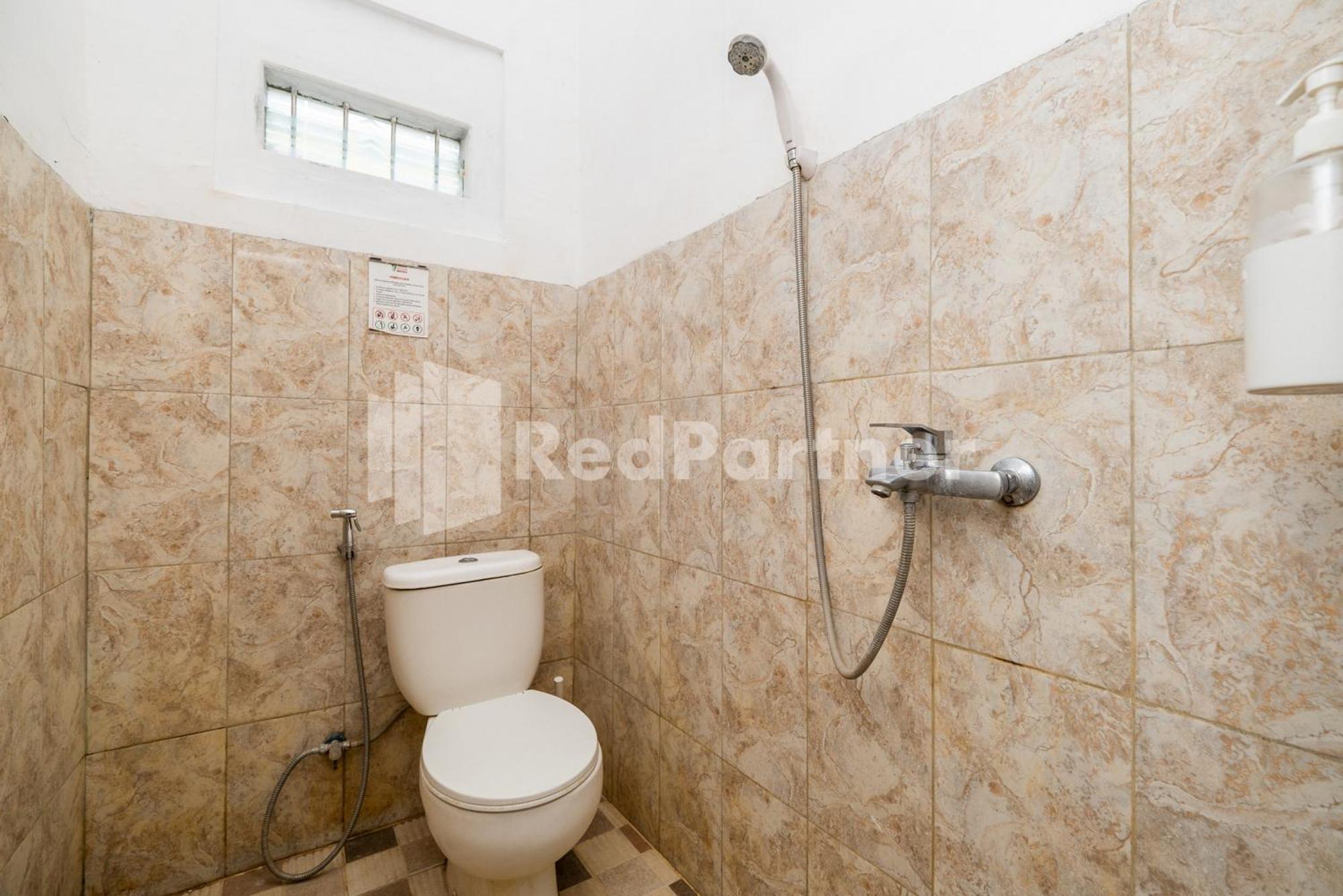 ホテル Omah Kalimosodo Mitra Reddoorz Near Stasiun Malang Kota Baru エクステリア 写真