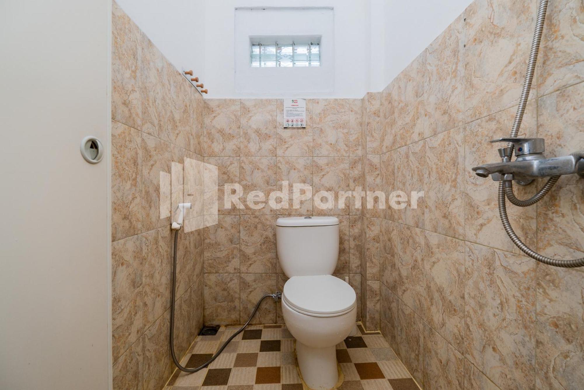 ホテル Omah Kalimosodo Mitra Reddoorz Near Stasiun Malang Kota Baru エクステリア 写真