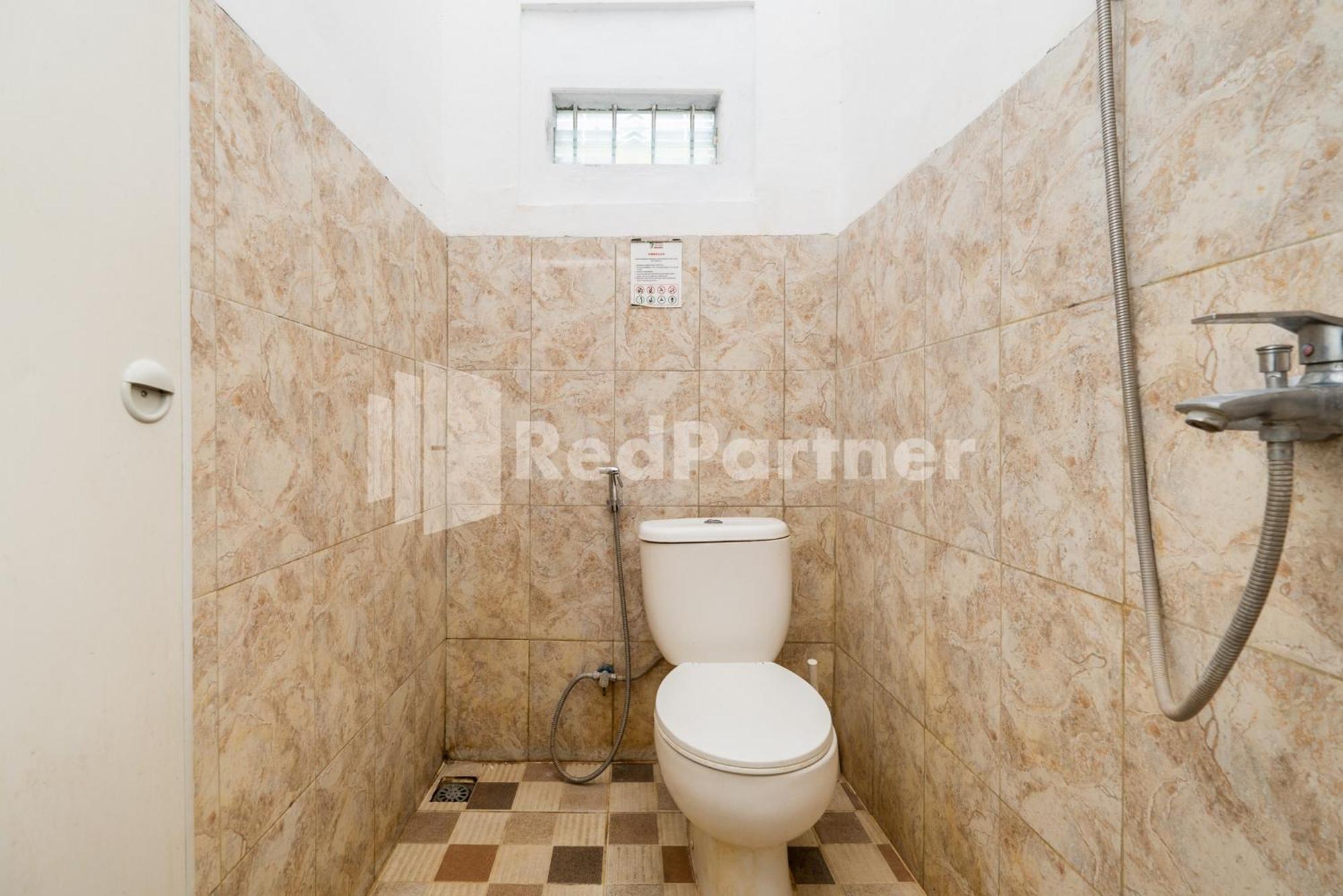 ホテル Omah Kalimosodo Mitra Reddoorz Near Stasiun Malang Kota Baru エクステリア 写真
